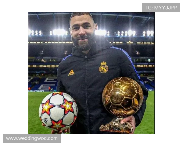 本泽马巅峰期为何来得晚：中锋角色的自我革命解析